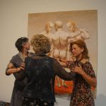 De drie gratiën bij de opening van de Herman van Gordijn-expositie: Anne-Rose Mater-Bantzinger, Joyce Roodnat en Gonny van Oudenallen (foto Erik van Zuylen)