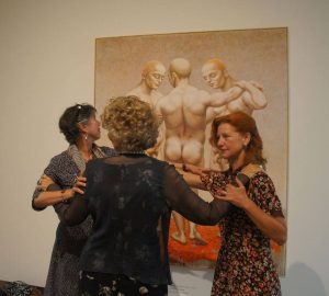 De drie gratiën bij de opening van de Herman van Gordijn-expositie: Anne-Rose Mater-Bantzinger, Joyce Roodnat en Gonny van Oudenallen (foto Erik van Zuylen)